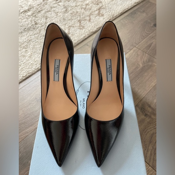 Prada Pointed Toe Saffiano Pump In Nero - Picture 2 of 7